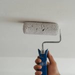 Peindre plafond gouttelette : méthode simple pour une finition uniforme